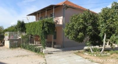 Apartmani Julia, Privatunterkunft im Ort Pirovac, Kroatien